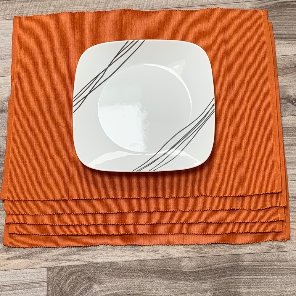 5 Brand New! Trillium design placemats! 15x20”